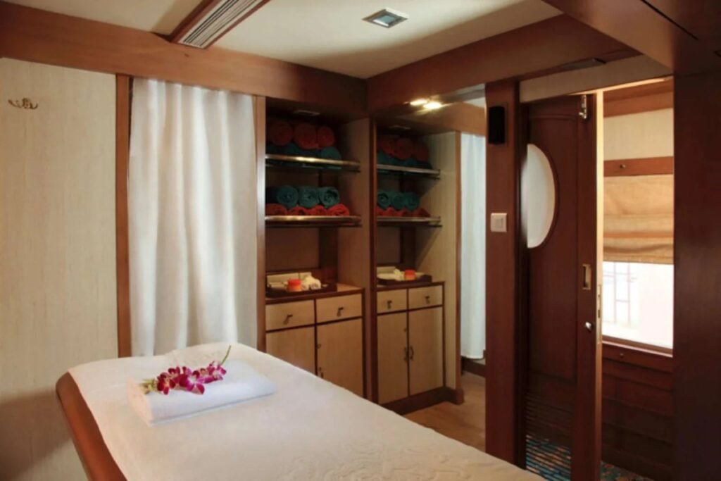 Karnataka Luxury Train: The Golden Chariot’s Regal Sojourn in 2026